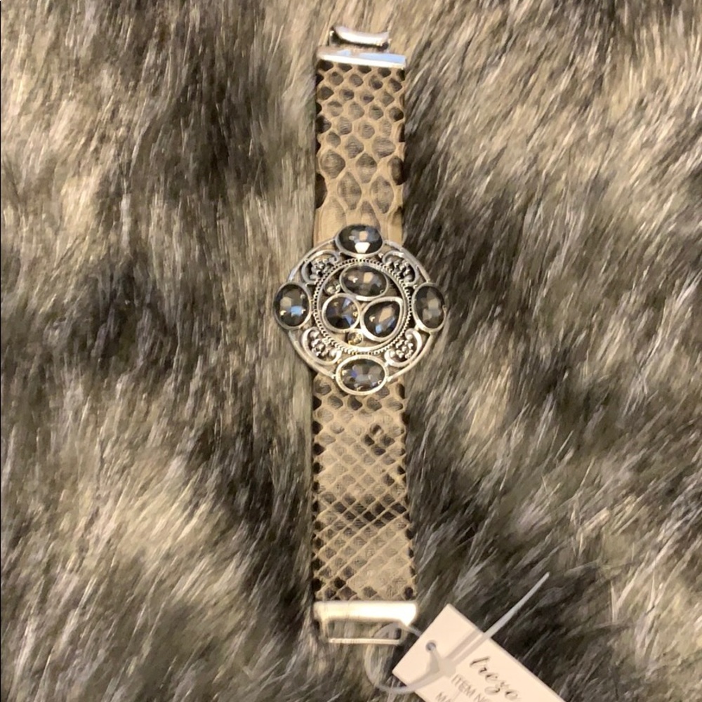 3/$15 NWT Wide bracelet with Smokey stones